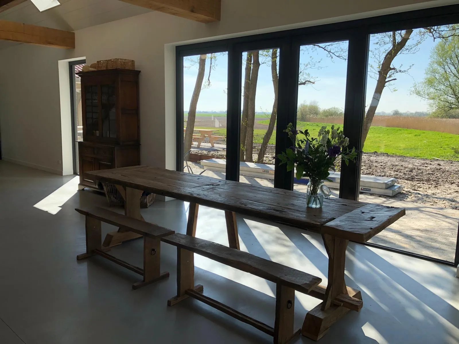 Landelijke eettafel en eetbank voor Sarah & Bart — MoodsWood project in Antwerpen