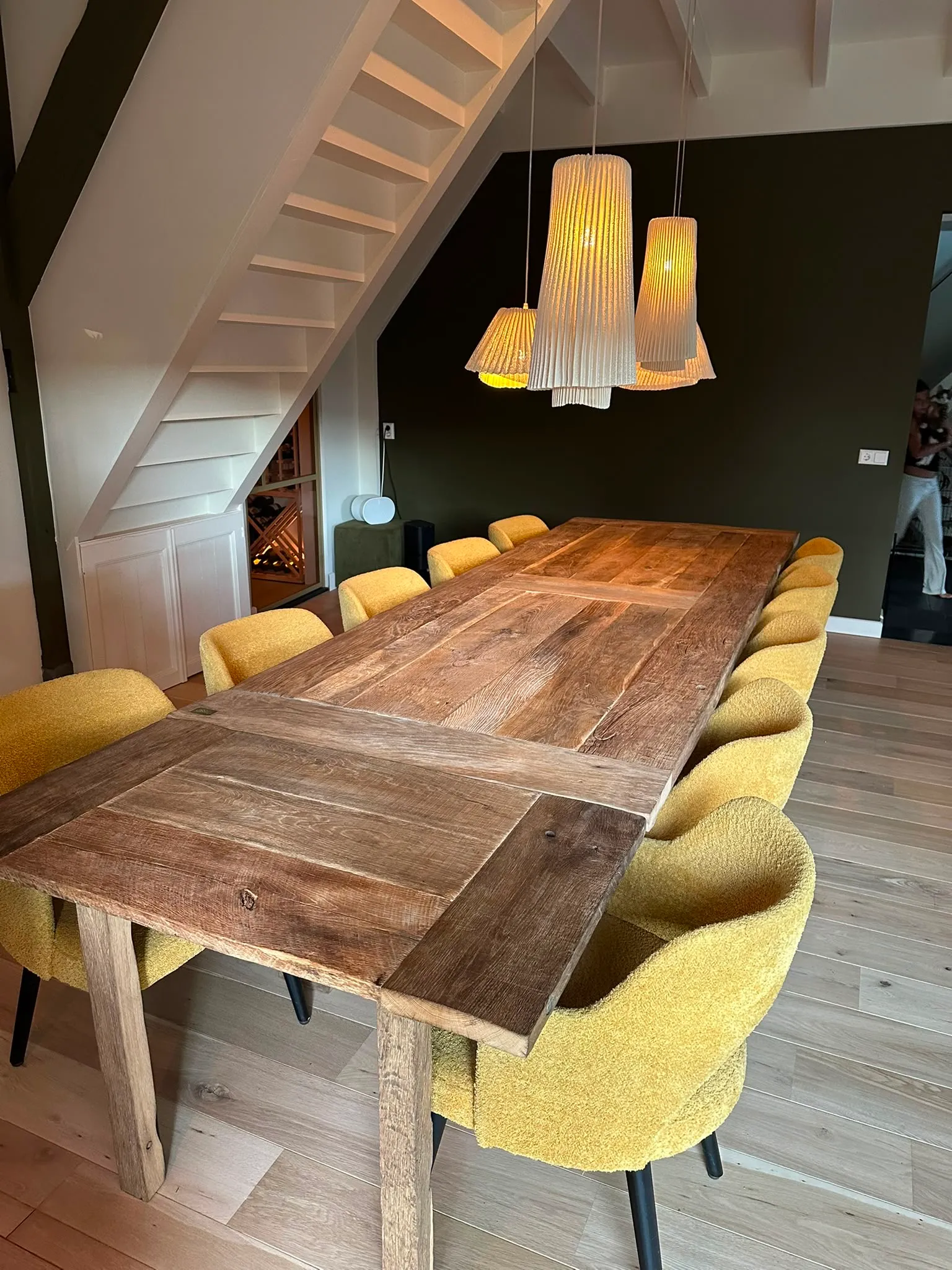 Kloostertafel voor familie De Vries — MoodsWood project in Amsterdam